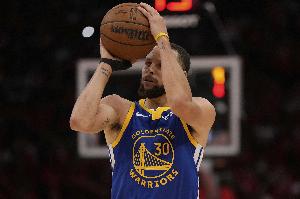 开云-库里：不会说自己不关注进NBA得分榜前10 但争冠才是我坚持的原因