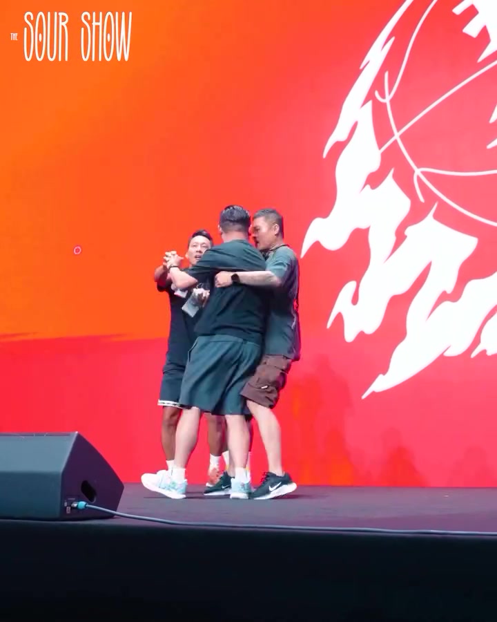 开云体育官网-詹姆斯中国行花絮：狂热球迷冲上舞台被带走 詹姆斯无奈摇头微笑