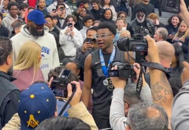 开云注册-詹皇见证二儿子高中夺冠！未来父子三人NBA同台？